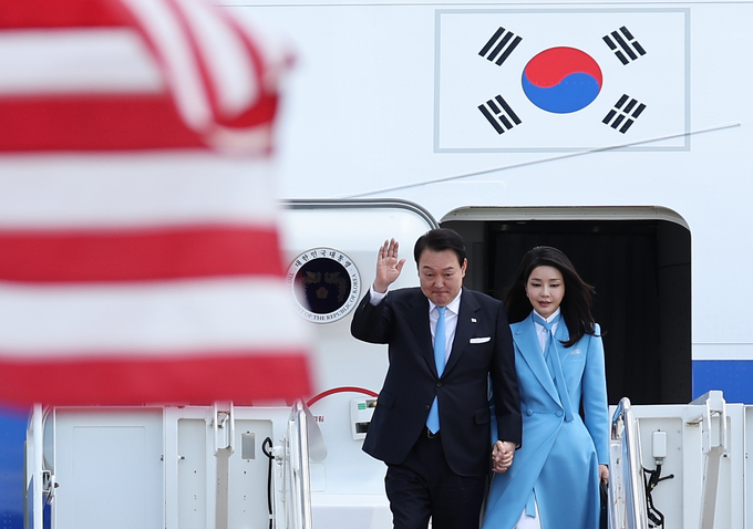 미국을 국빈 방문하는 윤석열 대통령과 김건희 여사가 24일 오후(현지시간) 미국 워싱턴DC 인근 앤드루스 공군기지에 도착, 공군 1호기에서 내리며 손을 들어 인사하고 있다. (사진=연합뉴스)
