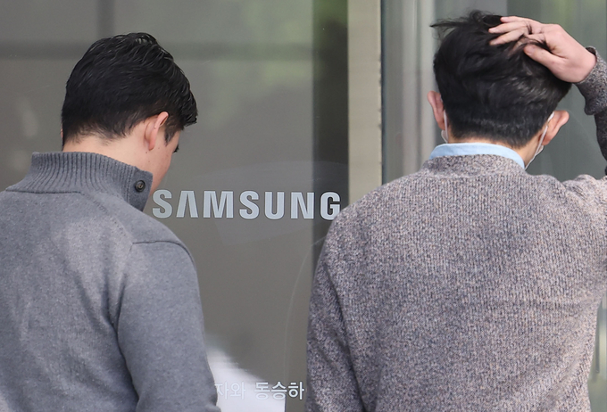 삼성전자 직원들이 건물로 들어가고 있다. (사진=연합뉴스 제공)