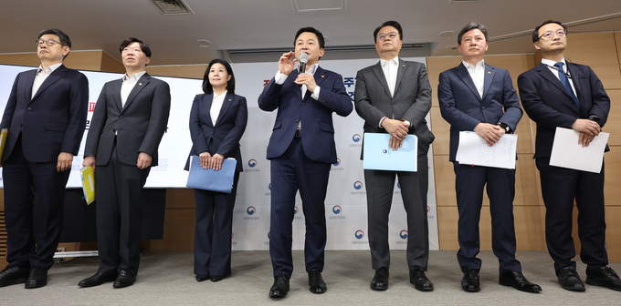 원희룡 국토교통부 장관과 관련 부처 관계자들이 27일 오전 서울 종로구 정부서울청사에서 전세 사기 피해자 지원방안을 발표하고 있다. (사진=연합뉴스 제공)