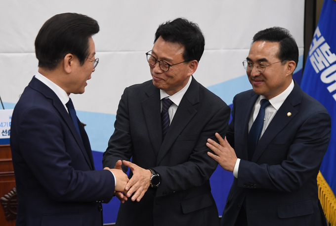 지난 28일 더불어민주당 이재명 대표(맨 왼쪽)와 박광온 신임 원내대표가 인사를 나누고 있다. 오른쪽은 박홍근 전 원내대표. (사진=연합뉴스)