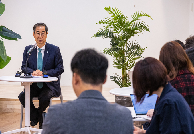 한덕수 국무총리가 2일 오후 서울 종로구 정부서울청사 별관에서 열린 총리실 담당 기자 간담회에서 취재진 질문에 답하고 있다. (사진=연합뉴스)