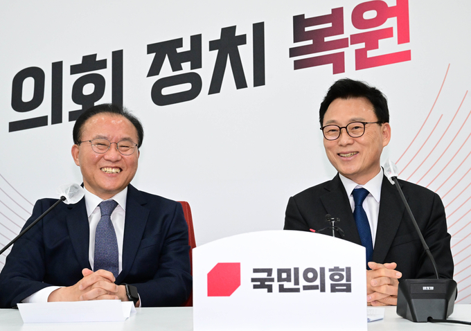 윤재옥 국민의힘 원내대표(왼쪽)와 박광온 민주당 원내대표가 2일 국회 국민의힘 원내대표실에서 만나고 있다. (사진=연합뉴스)