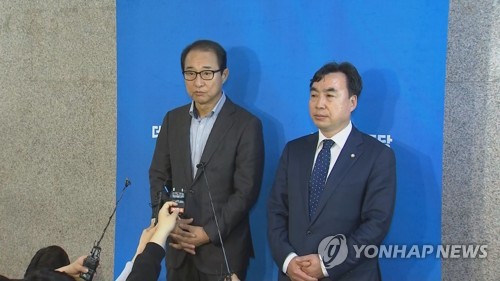 '더불어민주당 '2021년 전당대회 돈 봉투' 의혹의 당사자로 지목된 윤관석·이성만 의원이 3일 오전 국회에서 탈당 기자회견을 하고 있다. 