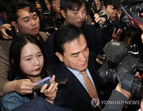 국민의힘 태영호 최고위원이 3일 국회에서 녹취 파문, 후원금 쪼개기 의혹 관련 기자회견을 마치고 이동하고 있다.