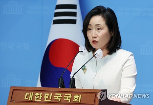 국민의힘 전주혜 원내대변인이 지난 5일 오후 국회 소통관에서 민주당 김남국 의원의 60억 코인 보유 의혹과 관련해 논평하고 있다.