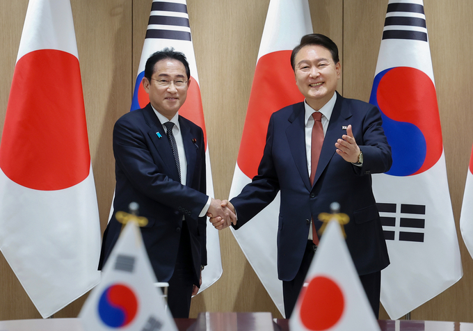 윤석열 대통령과 1박2일 일정으로 한국을 찾은 기시다 후미오 일본 총리가 7일 용산 대통령실 청사에서 열린 한일 정상 확대 회담에서 악수하고 있다. (사진=연합뉴스)