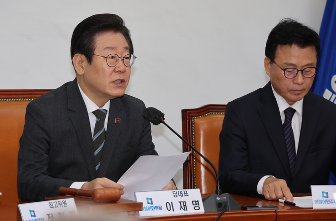 이재명 더불어민주당 대표(왼쪽)가 8일 국회에서 열린 최고위원회의에서 발언하고 있다. 오른쪽은 박광온 민주당 원내대표. (사진=연합뉴스)