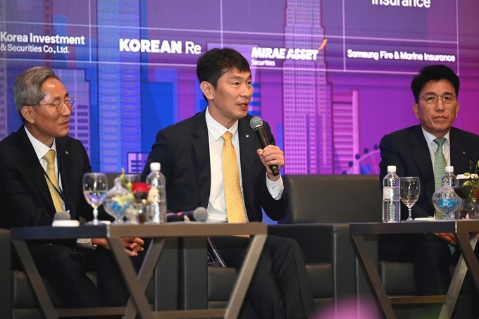 이복현 금감원장이 윤종규 KB금융 회장(왼쪽), 함영주 하나금융 회장과 함께 지난 9일 싱가포르에서 열린 해외 투자설명회(IR)에 참석해 발언하고 있다. (사진=연합뉴스 제공)