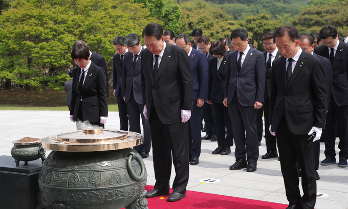 윤석열 대통령이 정부 출범 1주년인 10일 서울 동작구 국립서울현충원을 찾아 참배하고 있다. (사진=연합뉴스)