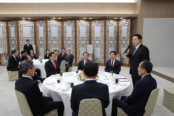 윤석열 대통령이 취임 1주년을 맞아 10일 서울 용산 대통령실에서 가진 국민의힘 지도부와의 오찬에서 인사말하고 있다. (사진=연합뉴스)