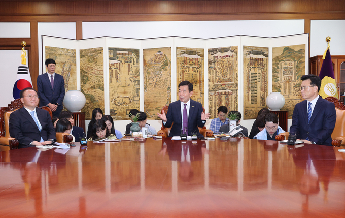 11일 국회에서는 김진표 국회의장의 주재로 교섭단체 원내대표 회동이 열렸다. 왼쪽부터 윤재근 국민의힘 원내대표, 김 의장, 박광온 더불어민주당 원내대표. (사진=연합뉴스)
