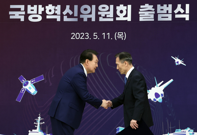 윤석열 대통령이 11일 서울 용산 대통령실 청사에서 열린 대통령 직속 국방혁신위원회 출범식에서 김관진 전 국방부 장관에게 위촉장을 수여한 뒤 악수하고 있다. (사진=연합뉴스)