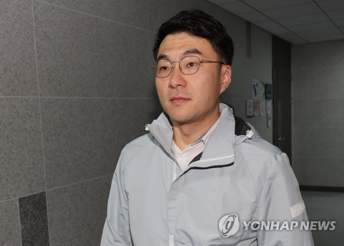민주당 김남국 의원이 14일 오전 국회 의원실로 출근하고 있다. 김 의원은 출근 후 페이스북을 통해 탈당을 선언했다.