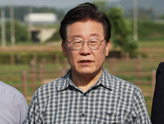 이재명 더불어민주당 대표가 16일 경기도 안성시 죽산면 장원리에서 열린 '청년농업 현장방문 및 간담회'를 마친 후 윤석열 대통령의 간호법 제정안에 대한 법률안 거부권 행사에 대한 입장을 밝히고 있다. (사진=연합뉴스)