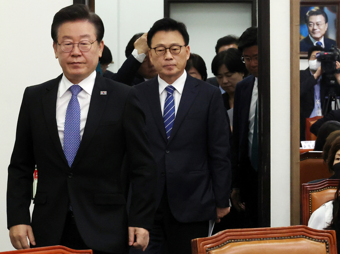 더불어민주당 이재명 대표(왼쪽)와 박광온 원내대표(오른쪽)가 17일 국회에서 열린 확대간부회의에 참석하고 있다. (사진=연합뉴스)