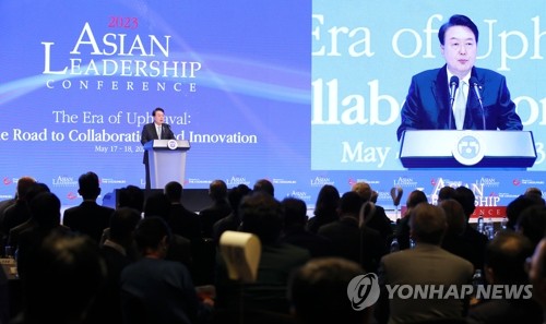 윤석열 대통령이 17일 서울 중구 신라호텔에서 열린 2023 아시안리더십콘퍼런스 개회식에서 축사하고 있다.