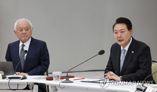윤석열 대통령이 17일 서울 용산 대통령실 청사에서 열린 이주민과의 동행 특별위원회 제15차 회의에서 발언하고 있다.