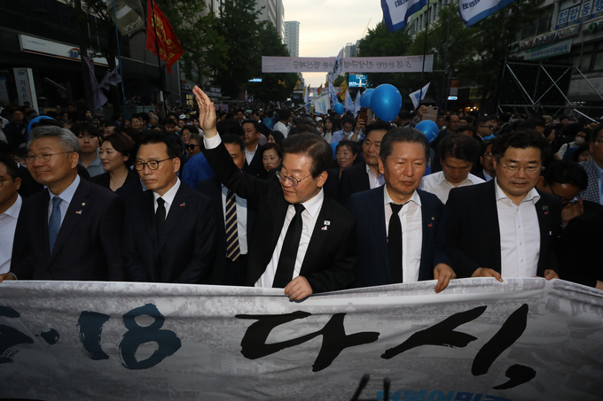 더불어민주당 이재명 대표와 박광온 원내대표가 지난 17일 오후 광주 동구 금남로에서 열린 5·18 민주화운동 43주년 전야제 민주대행진에 지도부, 당원들과 함께 참여하고 있다. (사진=연합뉴스)