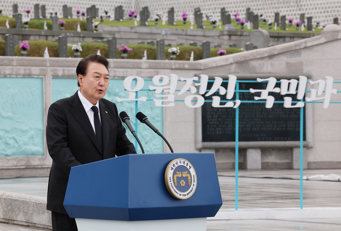 윤석열 대통령이 18일 광주광역시 국립 5·18민주묘지에서 열린 5·18민주화운동 기념식에 참석해 기념사를 낭독하고 있다. (사진=연합뉴스)