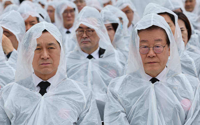 김기현 국민의힘 대표(왼쪽)와 이재명 더불어민주당 대표가 지난 18일 광주 북구 국립5·18민주묘지에서 열린 제43주년 5·18민주화운동 기념식에 참석하고 있다. (사진=연합뉴스)