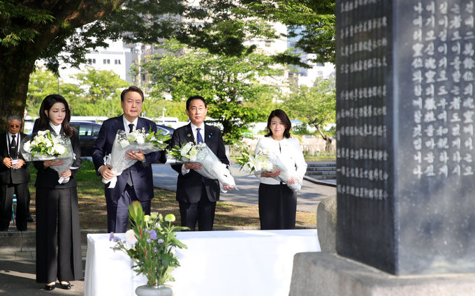 윤석열 대통령·기시다 후미오 일본 총리 부부가 기시다 유코 여사가 21일 히로시마 평화기념공원 내 한국인 원폭 희생자 위령비에 헌화하고 있다.
