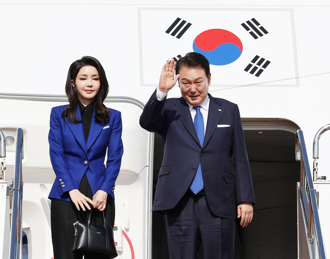 G7 정상회의 일정을 마친 윤석열 대통령 내외가 지난 21일 히로시마 공항에서 귀국길에 오르며 환송객들에게 손을 들어 인사하고 있다. (사진=연합뉴스)