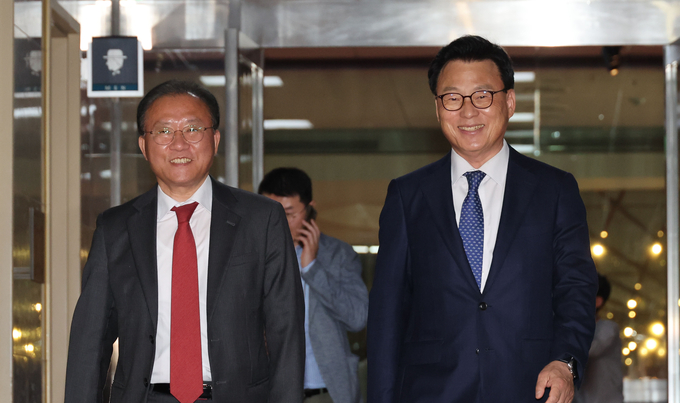 윤재옥 국민의힘(왼쪽)박광온 더불어민주당 원내대표(오른쪽)가 22일 국회의장 주재 여야 원내대표 회동에 참석하기 위해 국회 의장실로 향하고 있다. (사진=연합뉴스)