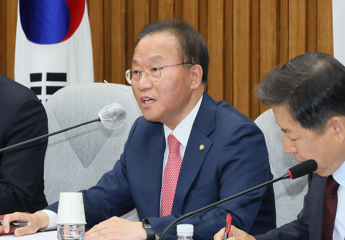 윤재옥 국민의힘 원내대표가 23일 국회에서 열린 원내대책회의에 참석해 김남국 의원의 가상자산 보유·거래 논란에 대해 발언하고 있다. (사진=연합뉴스)