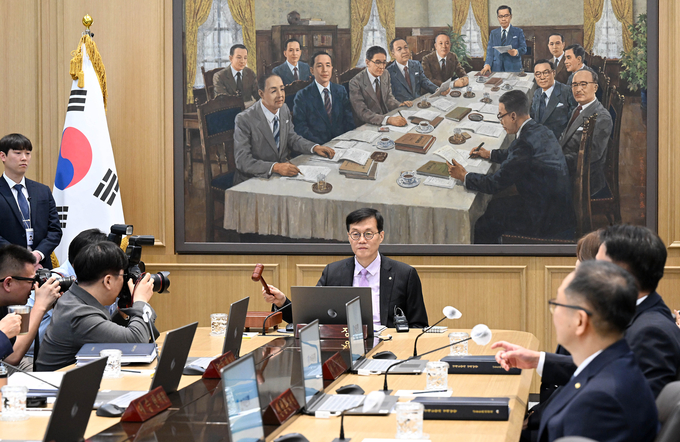 의사봉 두드리는 이창용 한국은행 총재. (사진=연합뉴스 제공)