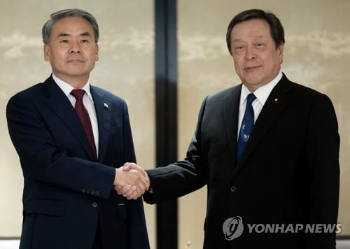 제20차 아시아안보회의(샹그릴라 대화)에 참석 중인 이종섭 국방부 장관이 지난 4일(현지시간) 싱가포르 샹그릴라 호텔에서 하마다 야스카즈 일본 방위상과 양자회담에 앞서 악수하고 있다. 한국 국방장관과 일본 방위상 사이에 열린 양자회담은 지난 2019년 11월 정경두 장관과 고노 다로 일본 방위상 간 만남 이후 약 4년 만이다.