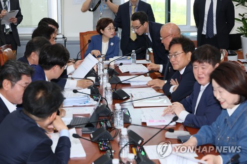 지난달 3일 오전 국회 국토교통위원회 국토법안심사소위원회에서 재개된 전세 사기 피해 지원을 위한 특별법 제정안 심사에서 김재정 위원장이 한 관계자와 대화하고 있다. 여야는 지난달 1일 소위에서 특별법 심사에 착수했지만, 전세사기 피해자 인정 요건과 보증금 반환 채권 매입 등 쟁점 사안에 대한 이견을 좁히지 못했다. 