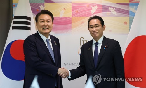 G7 정상회의 참관국 자격으로 일본을 방문 중인 윤석열 대통령이 지난달 21일 히로시마 평화기념공원 국제회의장에서 열린 한일 정상회담에서 기시다 후미오 일본 총리와 악수하고 있다.