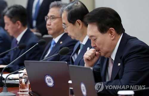 윤석열 대통령이 지난달 23일 서울 용산 대통령실 청사에서 열린 국무회의에서 목청을 가다듬고 있다. 