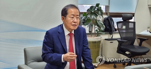 기자간담회 하는 홍준표 대구시장 