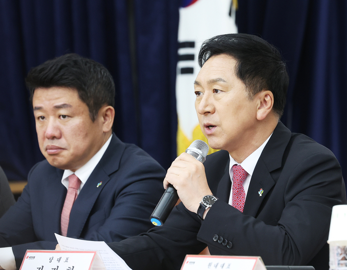 국민의힘이 1일 국민의힘 경기도당사에서 현장최고위를 개최했다. 사진은 김기현 대표(오른쪽)과 유의동 경기도당 위원장. (사진=연합뉴스)