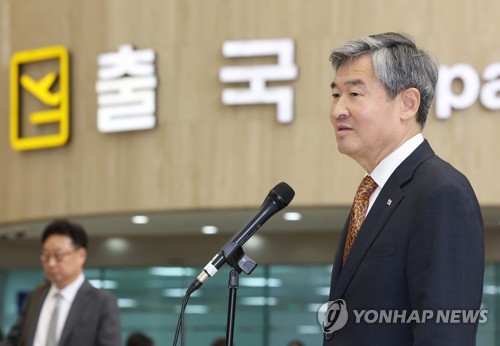 조태용 대통령실 국가안보실장이 14일 김포국제공항을 통해 출국하기에 앞서 취재진의 질문에 답하고 있다. 조 실장은 한미일 안보실장 회의 참석차 일본 도쿄로 출국했다.