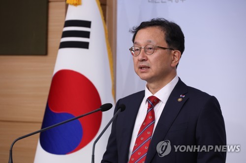 중앙선거관리위원회 등 선거관리위원회 채용 비리 실태조사단장인 정승윤 국민권익위 부위원장이 14일 오후 서울 종로구 정부청사별관 회견장에서 열린 선관위 채용 비리 실태 조사 착수 관련 브리핑에서 선관위의 권익위 조사 협조를 강력히 촉구하는 브리핑을 하고 있다.
