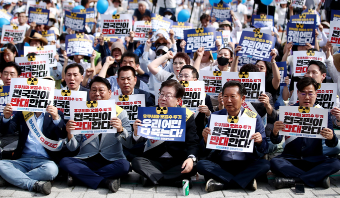 더불어민주당 지도부가 지난 17일 인천시 부평역 북광장에서 일본 후쿠시마 오염수 방류 규탄대회를 열고 있다. (사진=연합뉴스) 