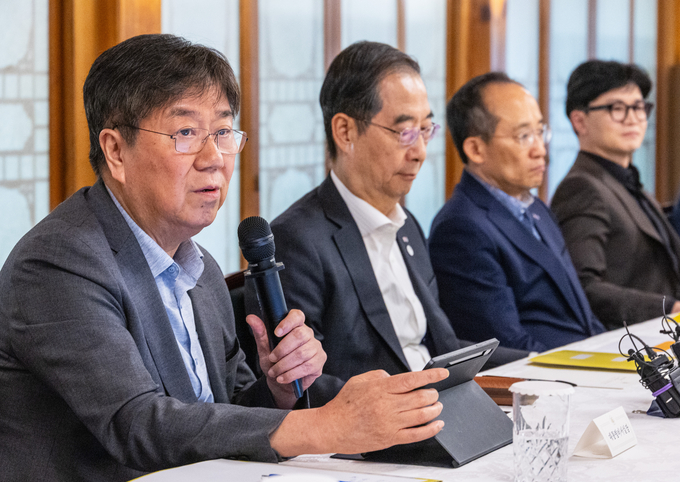 김대기 대통령실 비서실장(맨 왼쪽)이 18일 국무총리 공관에서 열린 고위당정협의회에 참석해 발언하고 있다. (사진=연합뉴스)
