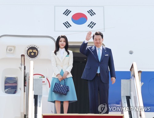 프랑스·베트남을 방문하는 윤석열 대통령과 김건희 여사가 19일 성남 서울공항에서 출국하며 공군 1호기에 올라 손을 들어 인사하고 있다. 