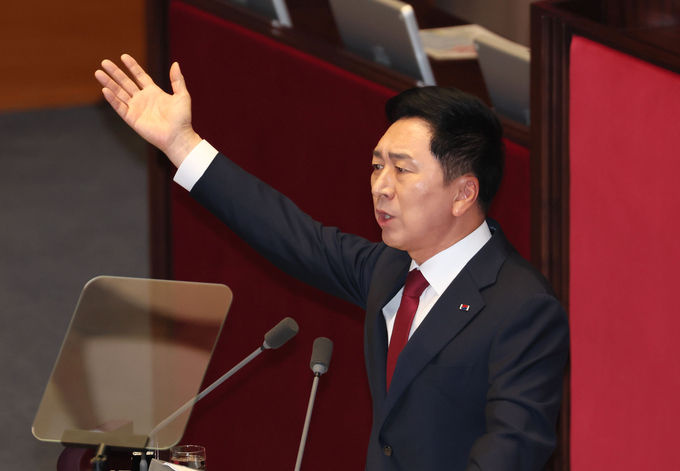 김기현 국민의힘 대표가 20일 국회 본회의장에서 교섭단체 대표 연설 중 손을 치켜들고 발언하고 있다. (사진=연합뉴스)