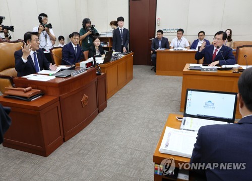  22일 오전 국회에서 열린 행정안전위원회 전체회의에서 김교흥 위원장이 이만희 여당 간사와 이태원 참사 특별법 처리를 두고 언쟁을 벌이고 있다. 