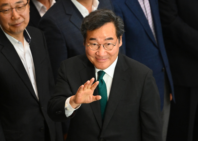 이낙연 더불어민주당 전 대표가 지난 24일 1년간의 미국 유학을 마치고 인천공항을 통해 귀국하고 있다. 사진은 지지자들에게 인사를 건내는 이 전 대표의 모습. (사진=연합뉴스)