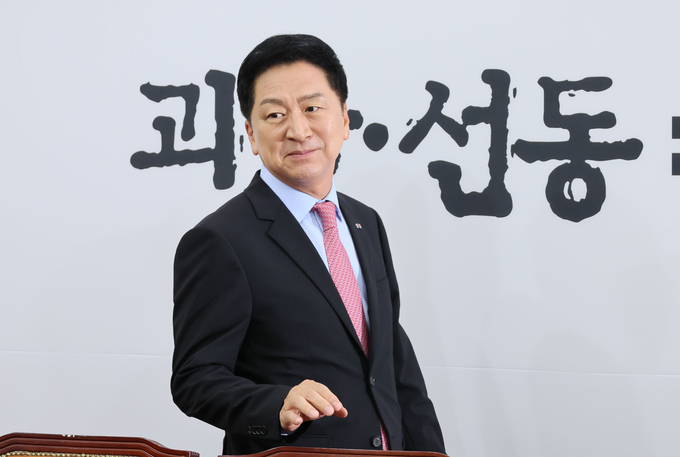 김기현 국민의힘 대표가 26일 국회에서 열린 당 최고위원회의에 참석하며 웃음을 짓고 있다. (사진=연합뉴스)