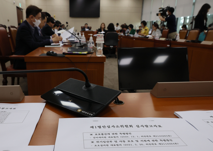 27일 오전 국회에서 열린 보건복지위원회 제1법안심사소위원회에 ‘보호 출산제’ 관련 법안 심사참고 자료가 책상 위에 놓여 있다. (사진=연합뉴스)