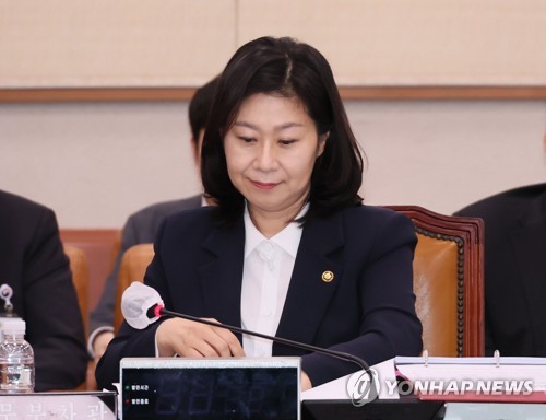 이노공 법무부 차관이 28일 오전 국회에서 열린 법제사법위원회 법안심사제1소위원회에서 자료를 살펴보고 있다. 