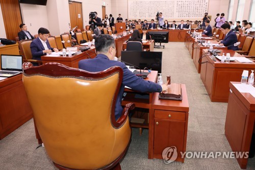 28일 오전 국회에서 열린 법제사법위원회 법안심사제1소위원회에서 소병철 위원장이 의사봉을 두드리고 있다. 