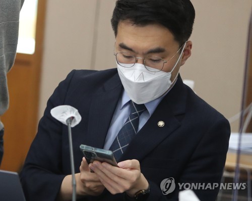 지난해 10월14일 당시 더불어민주당 소속 김남국 의원이 오전 대전고등법원에서 열린 법제사법위원회 비수도권 지법·고법 국정감사장에서 스마트폰을 확인하고 있다. 