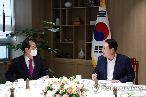 한덕수 총리와 주례회동하는 윤석열 대통령.