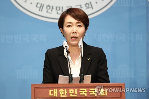 정의당 정호진 전 수석대변인이 지난 26일 오후 국회 소통관에서 기자회견을 열고 당 대표 후보 출마를 선언하고 있다.